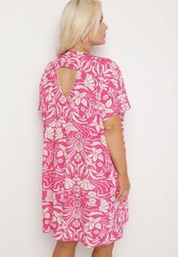 Born2be - Fuksjowa Pudełkowa Sukienka z Wiskozy w Kwiaty z Guzikami Liramiree. Okazja: na spacer, na imprezę, na co dzień. Kolor: różowy. Materiał: wiskoza. Wzór: kwiaty. Typ sukienki: proste. Styl: klasyczny, casual, elegancki #3