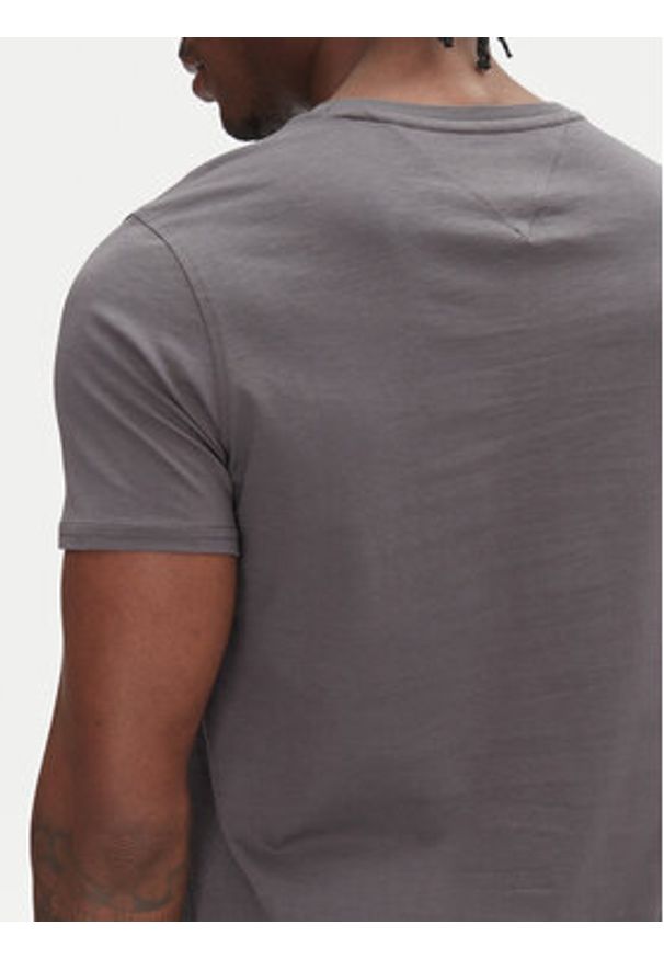 Tommy Jeans T-Shirt DM0DM04411 Szary Slim Fit. Kolor: szary. Materiał: bawełna
