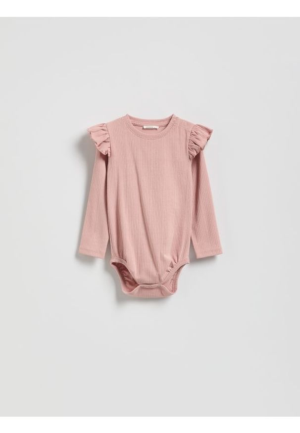 Reserved - Bawełniane body z falbanką - różowy. Kolor: różowy. Materiał: bawełna