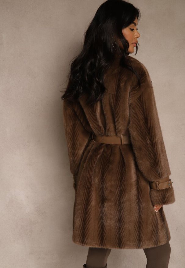 Renee - Brązowy Płaszcz Futerko z Paskiem z Imitacji Skóry i Klamrami przy Mankietach Charysha. Kolor: brązowy. Materiał: skóra, futro. Styl: elegancki
