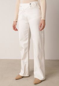 Born2be - Białe Szerokie Jeansy z Bawełny z Asymetrycznym Zapięciem Saphisia. Okazja: na spotkanie biznesowe. Kolor: biały. Styl: biznesowy, elegancki #5