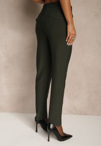 Renee - Ciemnozielone Spodnie z Kantem i Imitacją Kieszeni Rearie. Okazja: na co dzień. Kolekcja: plus size. Kolor: zielony. Styl: casual, elegancki #3