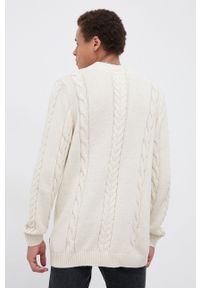 Wrangler Sweter męski kolor kremowy. Kolor: beżowy. Materiał: materiał, włókno, bawełna. Długość rękawa: długi rękaw. Długość: długie. Wzór: ze splotem