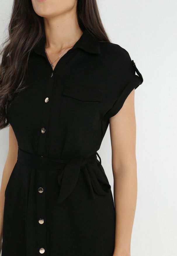 Born2be - Czarna Sukienka Koszulowa Phinitrite. Okazja: na co dzień. Kolor: czarny. Wzór: aplikacja. Typ sukienki: koszulowe. Materiał: materiał. Długość rękawa: krótki rękaw. Sezon: lato. Styl: casual. Długość: midi