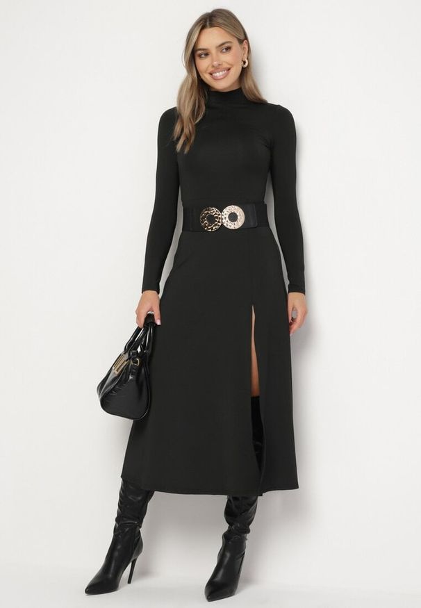Born2be - Czarna Sukienka z Półgolfem Taliowana z Rozcięciem na Boku Sailea. Okazja: na co dzień. Kolor: czarny. Długość rękawa: długi rękaw. Styl: casual, elegancki, klasyczny