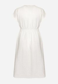 Born2be - Biała Lniana Sukienka o Rozkloszowanym Kroju z Gumką w Talii Ageronna. Okazja: na co dzień. Typ kołnierza: dekolt w kształcie V. Kolor: biały. Materiał: len. Długość rękawa: krótki rękaw. Sezon: lato. Typ sukienki: rozkloszowane. Styl: klasyczny, casual, elegancki #7