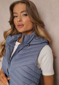 Renee - Niebieska Kamizelka Nylonowa z Kapturem Marashe. Typ kołnierza: kaptur. Kolor: niebieski. Materiał: nylon. Wzór: aplikacja #5