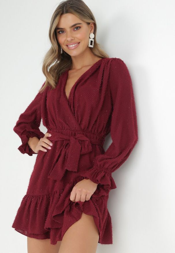 Born2be - Bordowa Sukienka Pronynome. Kolor: czerwony. Materiał: tkanina, guma. Wzór: aplikacja. Typ sukienki: kopertowe. Długość: mini