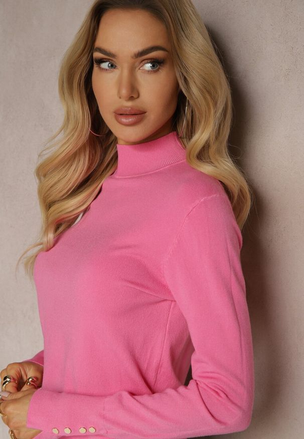 Renee - Różowy Sweter z Półgolfem i Ozdobnymi Guzikami Delahra. Okazja: na co dzień. Kolor: różowy. Materiał: jeans. Styl: elegancki, casual