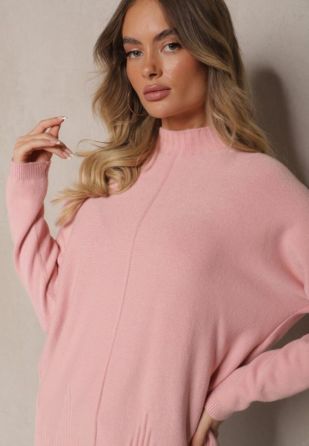 Renee - Jasnoróżowy Prążkowany Sweter z Półgolfem z Rozcięciami po Bokach Rerilla. Okazja: na co dzień. Kolor: różowy. Materiał: prążkowany. Styl: klasyczny, casual, elegancki