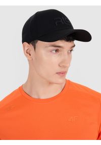 4f - 4F Czapka z daszkiem 4F x Robert Lewandowski - czarna Uniwersalny. Kolor: czarny. Materiał: bawełna, materiał. Wzór: haft. Sezon: lato. Styl: klasyczny, sportowy