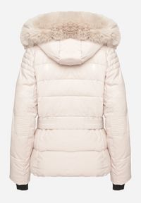 Born2be - Jasnobeżowa Pikowana Kurtka z Odpinanym Futerkiem i Kapturem Ozdobiona Paskiem Vortiona. Okazja: na co dzień. Kolor: beżowy. Materiał: futro. Wzór: aplikacja. Styl: casual, elegancki #4