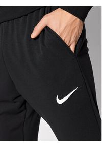 Nike Spodnie dresowe Dri-Fit CZ6379 Czarny Standard Fit. Kolor: czarny. Materiał: bawełna. Technologia: Dri-Fit (Nike)