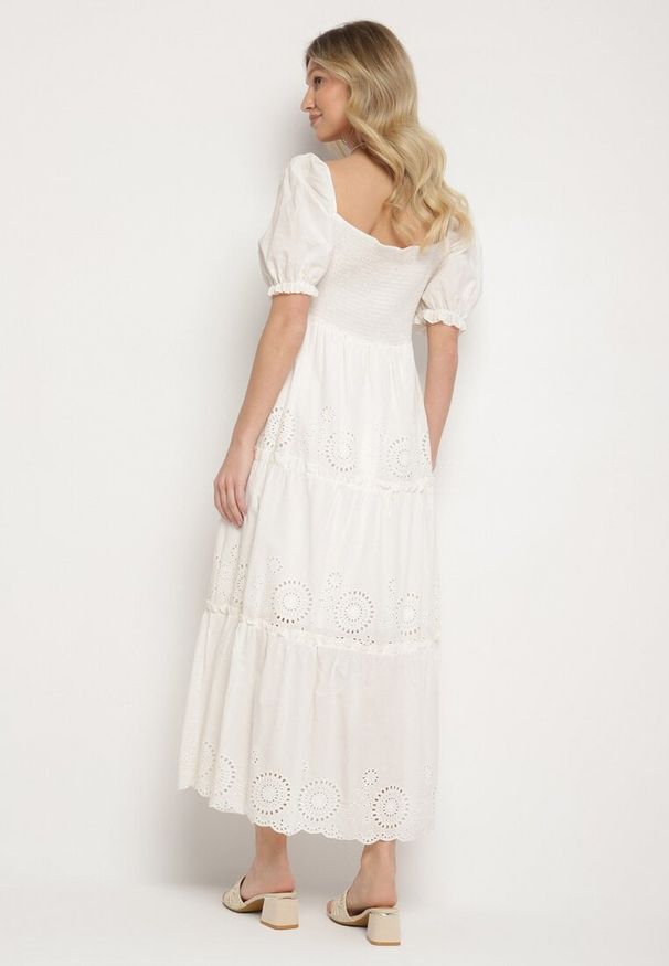 Born2be - Biała Bawełniana Sukienka z Haftowanym Wzorem Iffanella. Okazja: na spacer, na co dzień. Kolor: biały. Materiał: bawełna. Wzór: haft. Sezon: lato. Styl: casual, elegancki