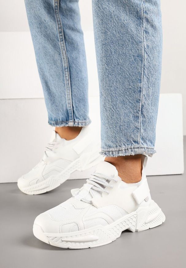 Renee - Białe Sneakersy w Streetwearowym Stylu z Ozdobnym Rzepem Akkaria. Okazja: na co dzień. Zapięcie: sznurówki. Kolor: biały