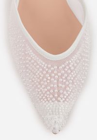 Renee - Białe Szpilki z Paskiem w Typie Slingback z Cholewką z Siateczki i Koralikami Carilriane. Zapięcie: pasek. Kolor: biały. Materiał: satyna. Szerokość cholewki: normalna. Wzór: aplikacja. Obcas: na szpilce. Styl: elegancki, glamour, wizytowy #3