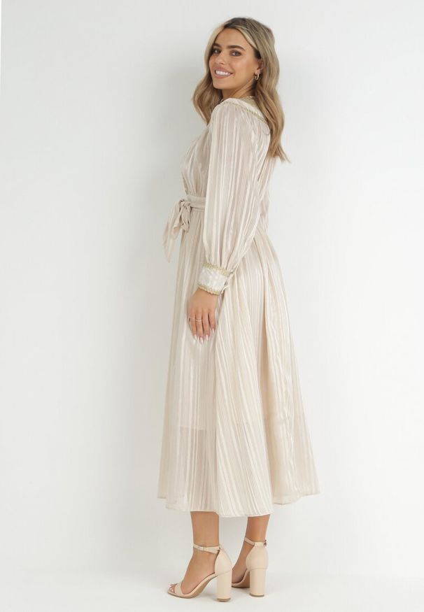 Born2be - Beżowa Sukienka z Metaliczną Nitką i Koronkowym Dekoltem Karissa. Kolor: beżowy. Materiał: koronka. Długość rękawa: długi rękaw