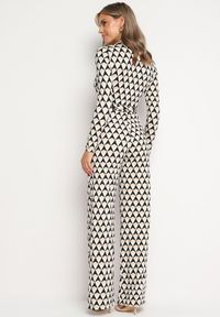 Born2be - Beżowy Kombinezon z Wiązanym Paskiem w Geometryczny Print Ninatti. Okazja: na randkę, na imprezę. Kolor: beżowy. Materiał: materiał. Wzór: geometria, nadruk #2