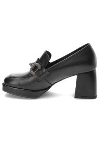 Czarne Półbuty Karino Eleganckie Skórzane Buty Na Obcasie. Okazja: na co dzień. Kolor: czarny. Materiał: skóra. Szerokość cholewki: normalna. Obcas: na obcasie. Styl: elegancki. Wysokość obcasa: średni #7