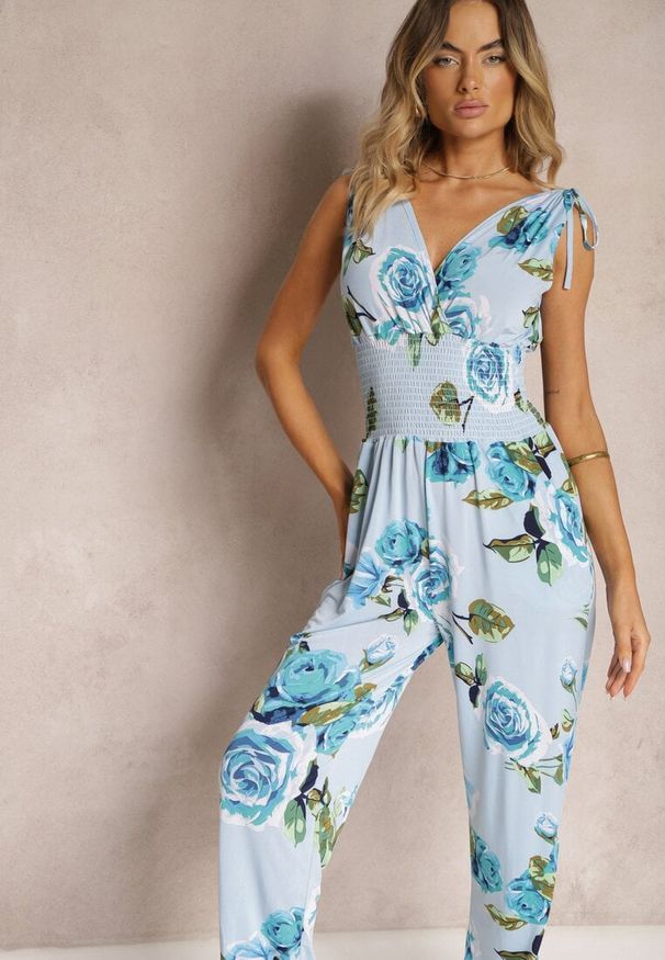 Renee - Jasnoniebieski Kombinezon o Taliowanym Kroju Bez Rękawów w Kwiaty Senivia. Okazja: na co dzień. Kolor: niebieski. Materiał: skóra. Długość rękawa: bez rękawów. Wzór: kwiaty. Styl: casual, elegancki, street