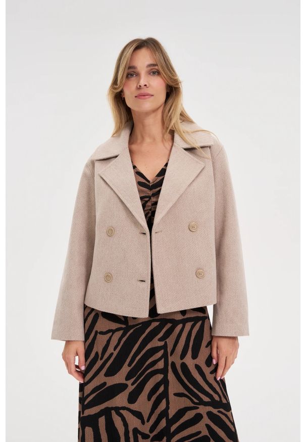 MOODO - Krótki beżowy płaszcz. Kolor: beżowy. Materiał: poliester. Długość: krótkie