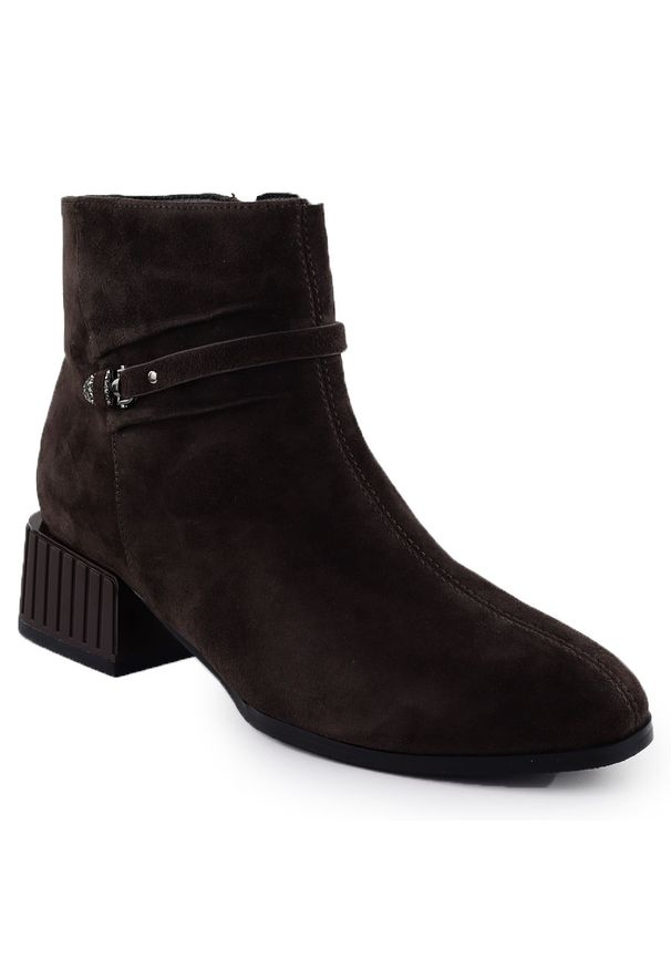 Skórzane botki damskie na ozdobnym obcasie brązowe D&A S.Barski Premium Collection CR52-651. Kolor: brązowy. Materiał: skóra. Obcas: na obcasie. Styl: elegancki. Wysokość obcasa: średni