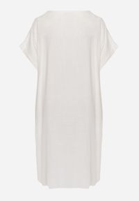 Born2be - Biała Pudełkowa Sukienka z Lnem i Wiskozą Zdobiona Metalicznym Guzikiem Phisoth. Okazja: do pracy, na co dzień, na spotkanie biznesowe. Kolekcja: plus size. Kolor: biały. Materiał: wiskoza, len. Wzór: aplikacja. Sezon: lato. Typ sukienki: proste, dla puszystych. Styl: elegancki, biznesowy, casual #6