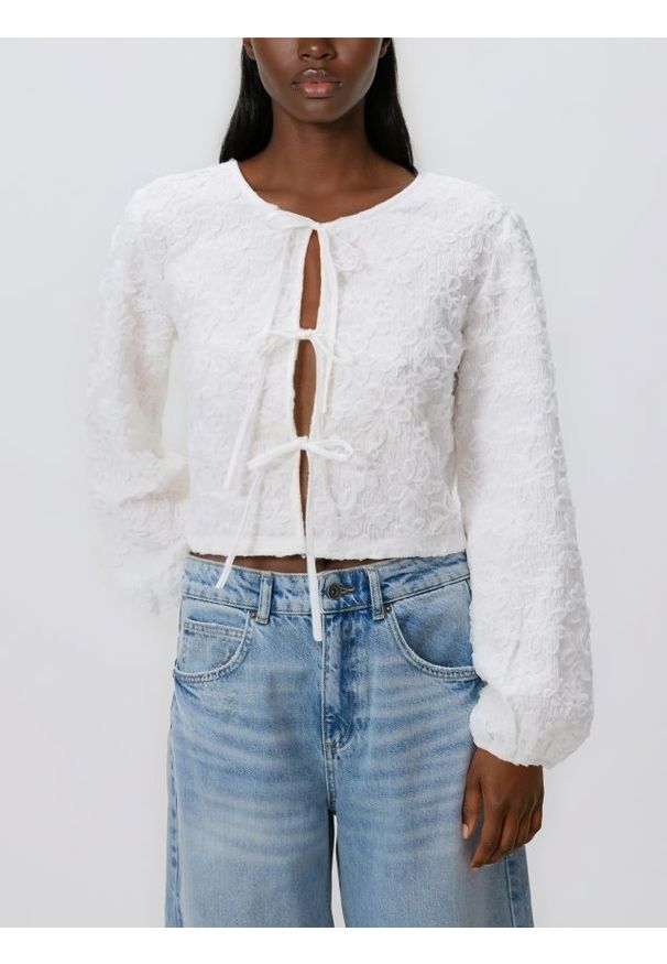 Reserved - Bluzka z wiązaniami - biały. Kolor: biały. Materiał: dzianina