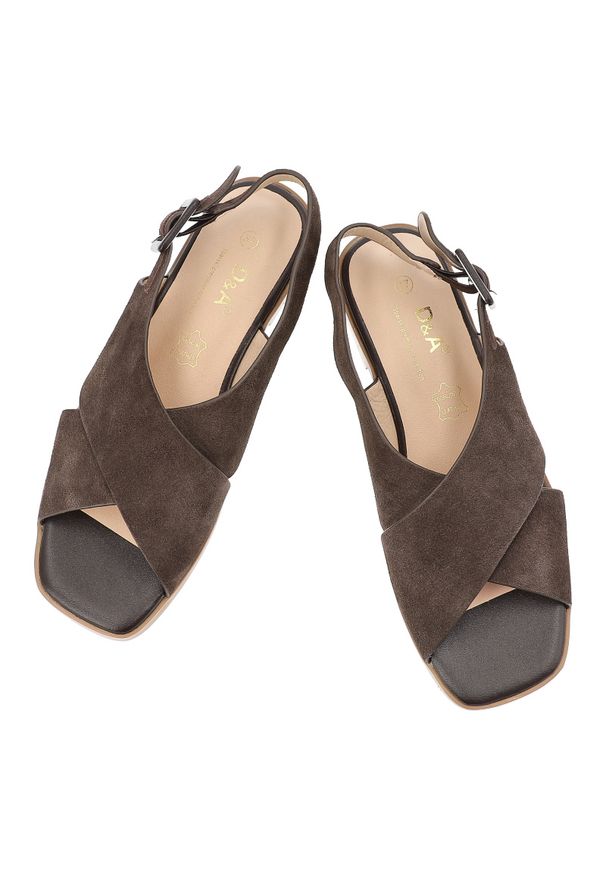 Sandały damskie S.Barski, cholewka ze skóry naturalnej zamszowej zapinane na sprzączkę, brązowe, JC61-1001. Okazja: na co dzień, na spacer. Zapięcie: sprzączka. Kolor: brązowy. Materiał: skóra, zamsz. Wzór: paski. Sezon: lato. Obcas: na płaskiej podeszwie. Styl: elegancki, klasyczny, casual