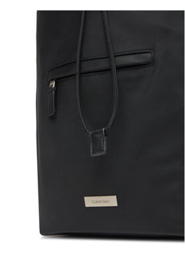Calvin Klein Plecak Sleek Drawstring Sling LV04D3145G Czarny. Kolor: czarny. Materiał: materiał