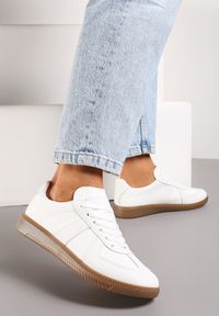 Renee - Białe Sznurowane Sneakersy na Brązowej Podeszwie z Przeszyciami Assetnima. Kolor: biały #5