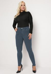 Born2be - Niebieskie Spodnie Skinny z Gumką w Pasie Ozdobioną Klamerką Lewanqila. Okazja: na co dzień. Kolor: niebieski. Wzór: aplikacja. Styl: casual