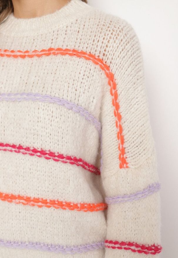 Born2be - Jasnobeżowy Sweter Przeplatany Kolorowymi Nitkami z Domieszką Wełny Romirya. Okazja: na co dzień. Kolor: beżowy. Materiał: wełna. Długość: długie. Wzór: kolorowy. Styl: casual