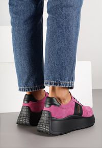 Born2be - Różowo-Czarne Zamszowe Sneakersy na Grubej Podeszwie z Metalicznym Napisem Latisea. Okazja: na co dzień. Kolor: różowy. Materiał: zamsz. Wzór: napisy #5
