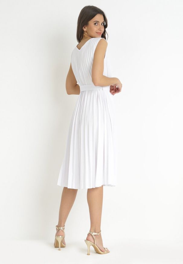Born2be - Biała Plisowana Sukienka Midi z Rozkloszowanym Dołem i Materiałowym Paskiem Katinka. Kolor: biały. Materiał: materiał. Długość: midi