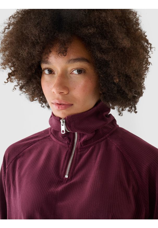 4f - 4F Bluza dresowa z weluru nierozpinana bez kaptura damska - czerwona L. Okazja: na co dzień. Typ kołnierza: bez kaptura. Kolor: czerwony. Materiał: welur, dresówka. Długość rękawa: raglanowy rękaw. Wzór: prążki, jednolity. Styl: klasyczny, casual, sportowy