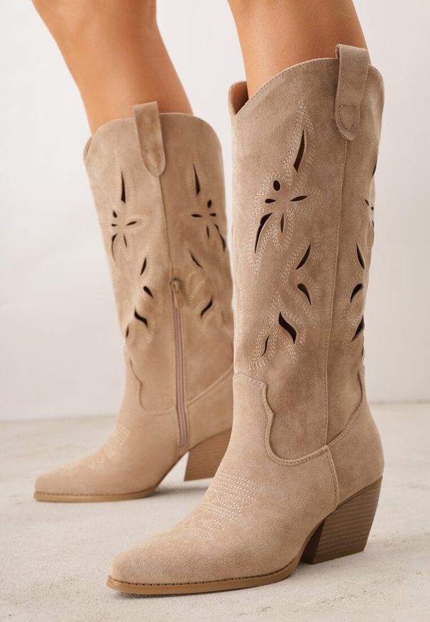 Renee - Ciemnobeżowe Ażurowe Kozaki Kowbojki na Obcasie typu Stożek Tidrina. Kolor: beżowy. Materiał: zamsz. Wzór: ażurowy. Obcas: na obcasie. Styl: elegancki. Wysokość obcasa: średni