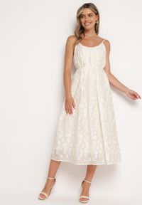 Born2be - Beżowa Sukienka na Regulowanych Ramiączkach Ozdobiona Cyrkoniami z Materiałowym Paskiem Selolia. Okazja: na co dzień. Typ kołnierza: dekolt w kształcie V. Kolor: beżowy. Materiał: materiał. Długość rękawa: na ramiączkach. Wzór: aplikacja. Typ sukienki: proste. Styl: casual #1