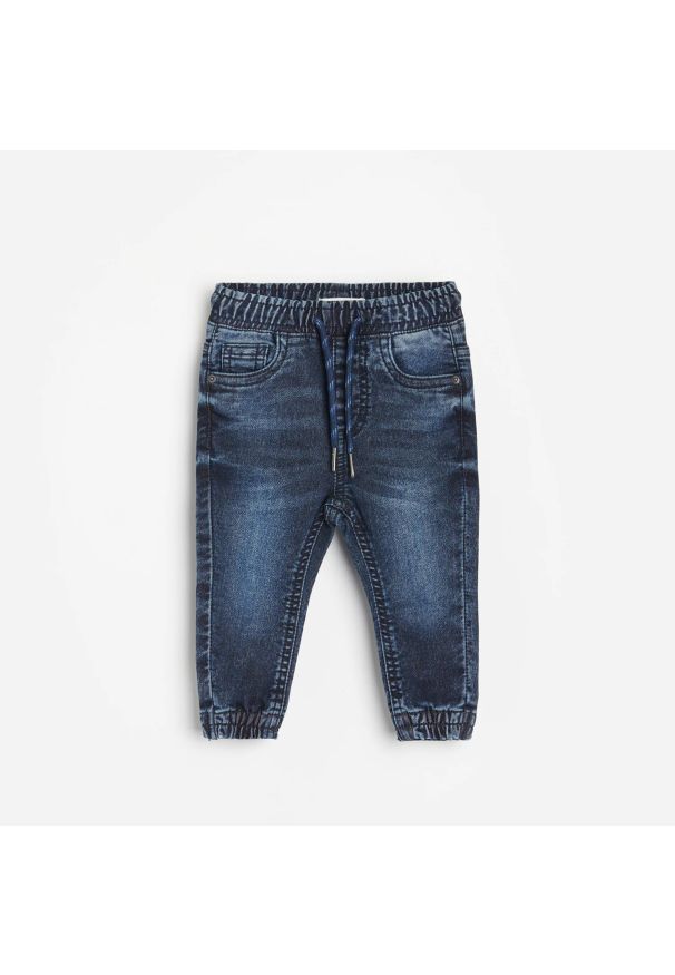 Reserved - Joggery jeansowe z efektem sprania - Granatowy. Kolor: niebieski. Materiał: jeans