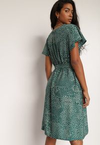 Renee - Zielona Sukienka Oreithonia. Typ kołnierza: dekolt w serek. Kolor: zielony. Materiał: materiał, tkanina. Wzór: nadruk, kropki, aplikacja. Typ sukienki: kopertowe. Długość: mini #3