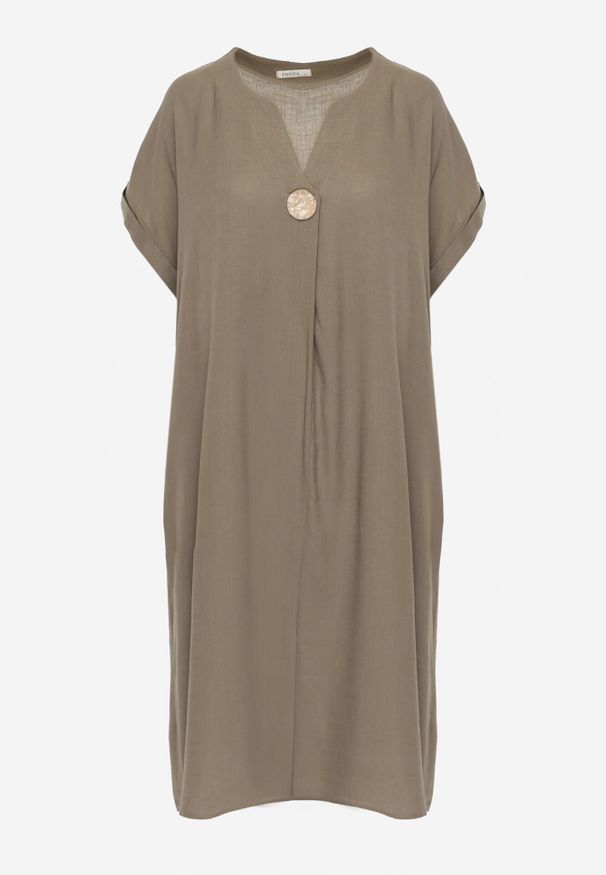 Born2be - Ciemnobeżowa Pudełkowa Sukienka z Lnem i Wiskozą Zdobiona Metalicznym Guzikiem Phisoth. Okazja: na co dzień, do pracy, na spotkanie biznesowe. Kolekcja: plus size. Kolor: beżowy. Materiał: wiskoza, len. Wzór: aplikacja. Sezon: lato. Typ sukienki: dla puszystych, proste. Styl: casual, biznesowy, elegancki