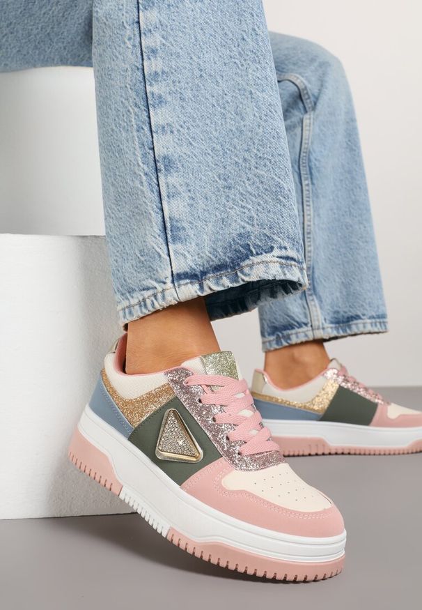 Born2be - Różowo-Zielone Sneakersy Ozdobione Brokatem Cyrkoniami i Perforacją Tillitara. Okazja: na co dzień. Kolor: różowy. Materiał: jeans. Wzór: aplikacja. Obcas: na obcasie. Wysokość obcasa: niski