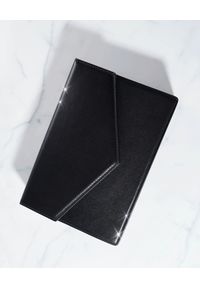 AMINA MUADDI - Czarna kopertówka Amini Johana. Kolor: czarny. Materiał: z tłoczeniem #4
