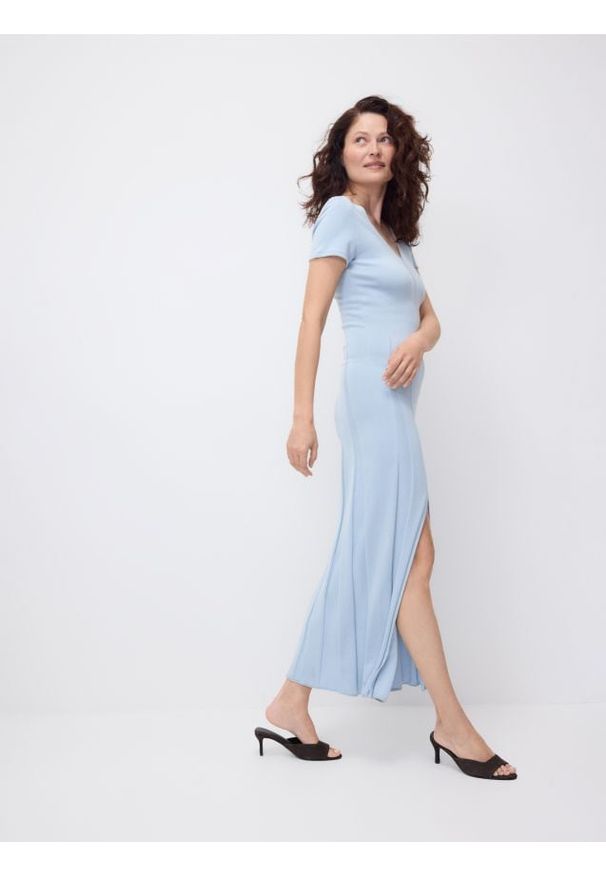 Reserved - Sukienka z lyocellem - jasnoniebieski. Kolor: niebieski. Materiał: jedwab, dzianina