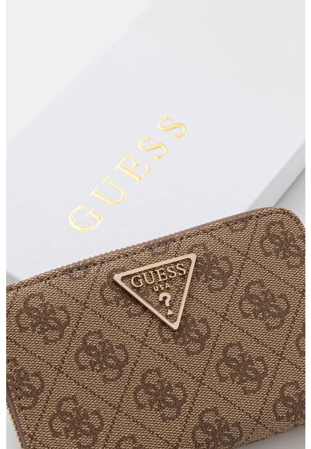 Guess - GUESS Beżowy portfel damski Laurel. Kolor: beżowy. Materiał: skóra ekologiczna