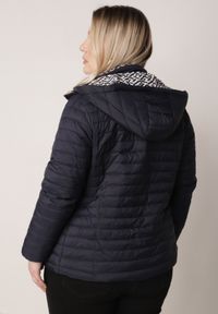 Born2be - Granatowa Dwustronna Kurtka Pikowana z Kapturem Zidila. Okazja: na spacer, na co dzień. Typ kołnierza: kaptur. Kolekcja: plus size. Kolor: niebieski. Materiał: jeans. Wzór: geometria. Styl: casual, sportowy #5