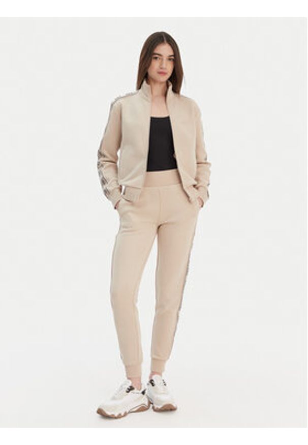 Guess Spodnie dresowe V2YB15 KB3P2 Beżowy Regular Fit. Kolor: beżowy. Materiał: syntetyk