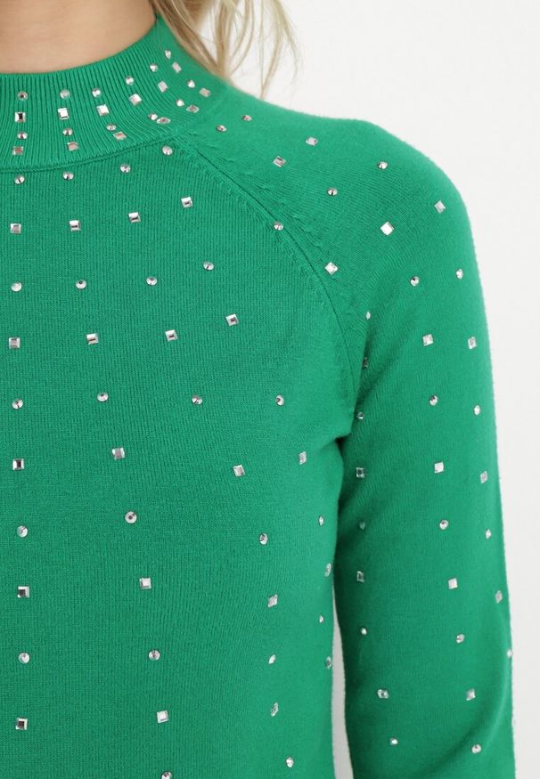 Born2be - Zielony Sweter z Golfem Ozdobiony Kompozycją z Cyrkonii Ruittes. Okazja: na co dzień. Typ kołnierza: golf. Kolor: zielony. Wzór: aplikacja. Styl: casual