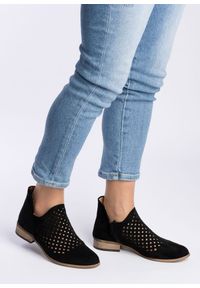 Inna - Półbuty ażurowe zamszowe czarne Optimo-41. Okazja: do pracy. Kolor: czarny. Materiał: zamsz. Wzór: ażurowy. Obcas: na obcasie. Styl: elegancki, klasyczny. Wysokość obcasa: średni #1