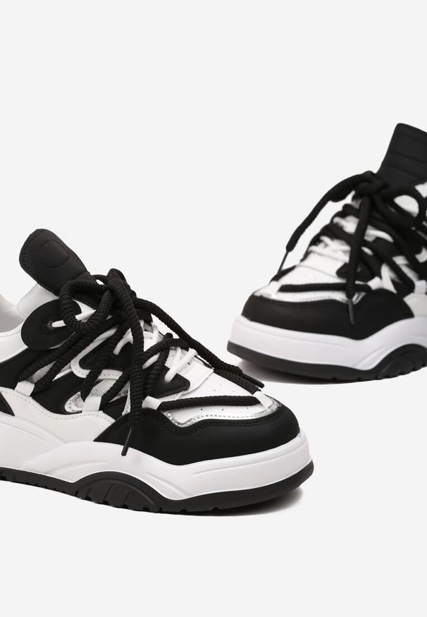 Renee - Czarne Sneakersy Ozdobione Kolorowymi i Metalicznymi Wstawkami na Grubej Podeszwie Oplevia. Kolor: czarny. Wzór: aplikacja, kolorowy